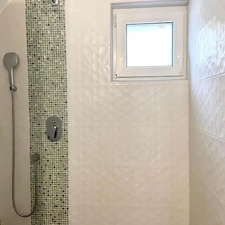 Dzeni Шале *